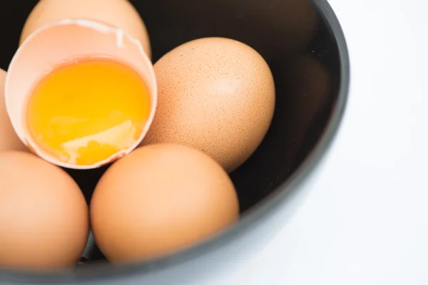 Huevos en tazón y centrándose en la yema — Foto de Stock