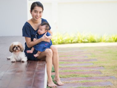 Anne Çocuk ve köpekler birlikte topluyor