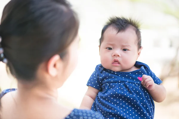 Feliz asiático madre abrazo adorable lindo bebé — Foto de Stock