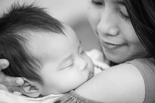 Schwarz und weiß glücklich asiatisch mutter mit baby — Stockfoto