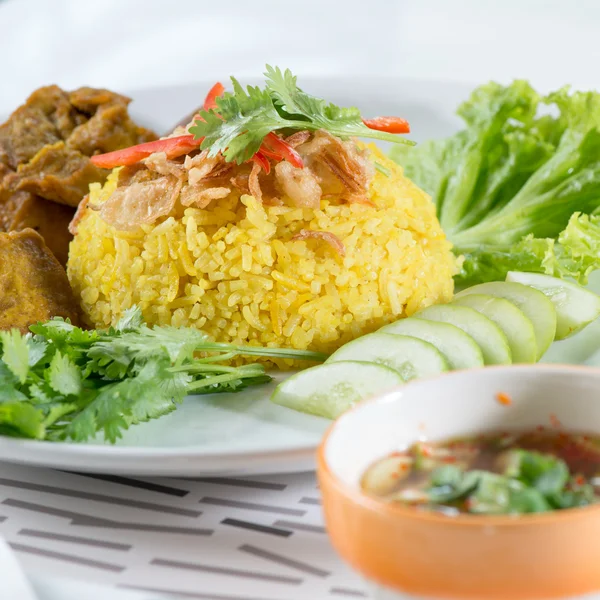 Caril de arroz de frango com coco chamado Koa Mook Gai — Fotografia de Stock