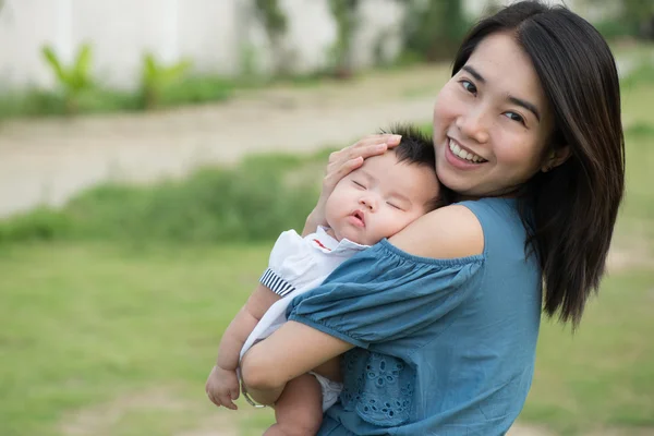 快乐的亚洲妈妈与可爱的宝宝 图库图片