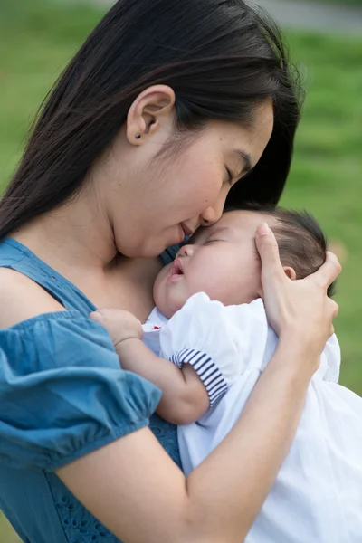 Mutlu Asya anne ile bebek - Stok İmaj