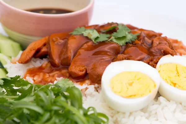 Cocina tailandesa cerdo rojo sobre arroz con huevo hervido —  Fotos de Stock