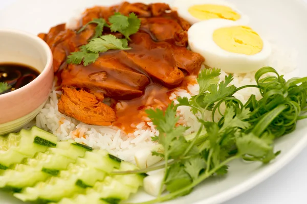 Тайская кухня красная свинина над рисом с вареным яйцом — стоковое фото