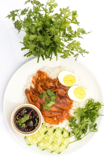 Cozinha tailandesa carne de porco vermelha sobre arroz com ovo cozido — Fotografia de Stock