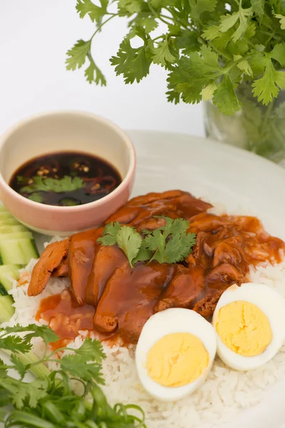 Masakan Thailand daging babi merah di atas nasi dengan telur rebus — Stok Foto