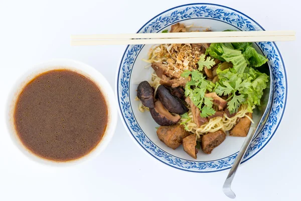 Entenbraten mit Nudeln in Topfsuppe — Stockfoto