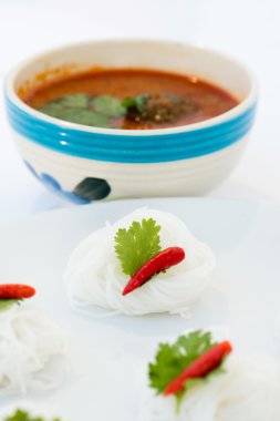 Tayland pirinç noodle Curry ile yenir