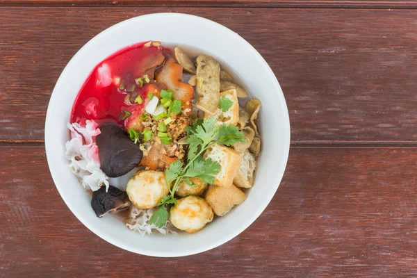 Comida vegetariana tailandesa llamada sopa de fideos sobre fondo de madera — Foto de Stock