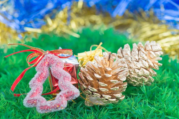 Kerstdecoraties en versieringen op groen gras achtergrond — Stockfoto