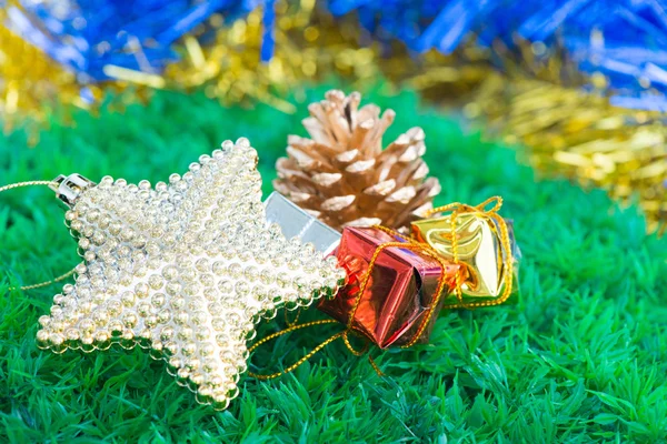 Boże Narodzenie dekoracje i ozdoby na tle zielonej trawie — Zdjęcie stockowe
