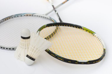 iki shuttlecocks ve badminton raket