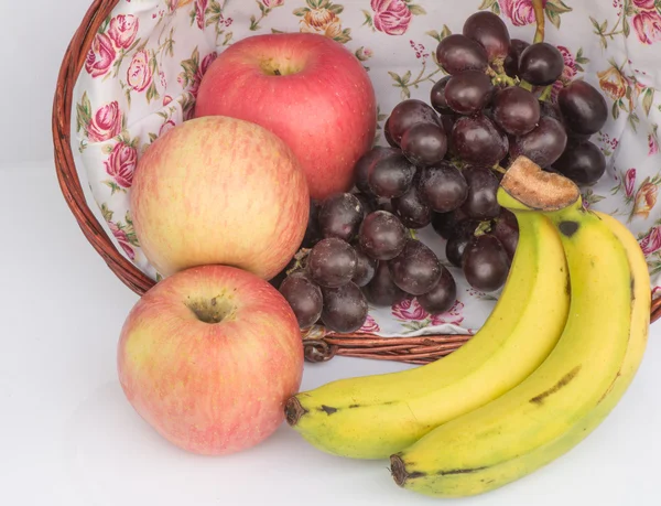 Μήλο, σταφύλι και μπανάνα είναι δροσερά αποτελέσματα φρούτα στο καλάθι — Φωτογραφία Αρχείου