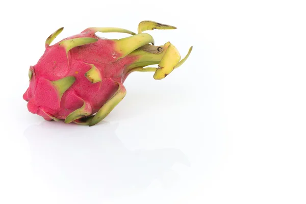 Dragon fruit op geïsoleerde witte achtergrond — Stockfoto