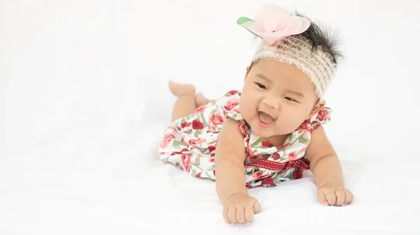 Χαριτωμένο μωρό χαμογελαστό κορίτσι με τριαντάφυλλο στήριγμα κεφαλής Royalty Free Εικόνες Αρχείου