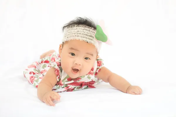 Schattige baby lachend meisje met roos hoofdband Stockfoto