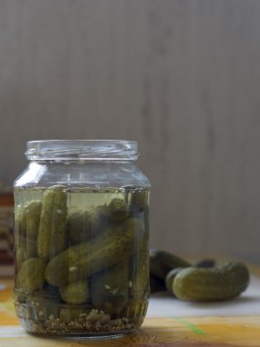 Cam kavanozda salatalık turşusu