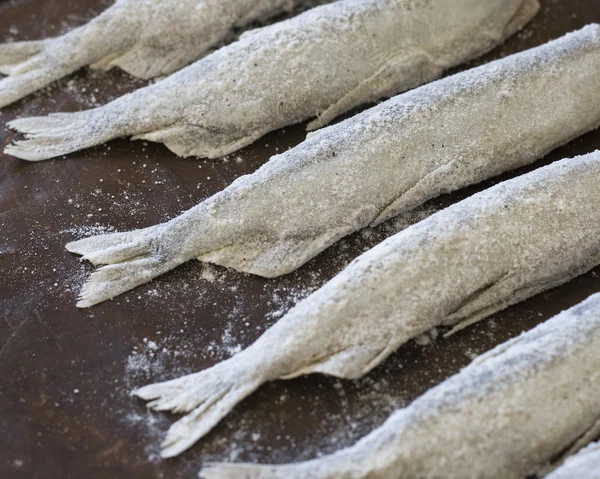 Małe ryby (gromadnika) posypane mąką przed pieczeniem — Zdjęcie stockowe