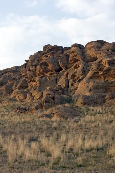 Rocas en la estepa en una noche de verano — Foto de Stock