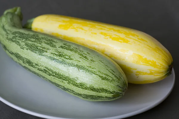 Gul och grön zucchini på en tallrik — Stockfoto