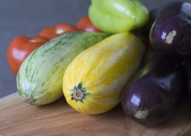 sebzeler - kabak, domates, patlıcan masaya vardır
