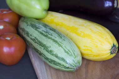 sebzeler - kabak, domates, patlıcan masaya vardır