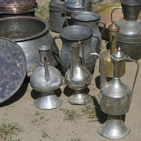 Diferentes utensílios de metal em um pequeno mercado na aldeia de Adygea, sul da Rússia — Fotografia de Stock