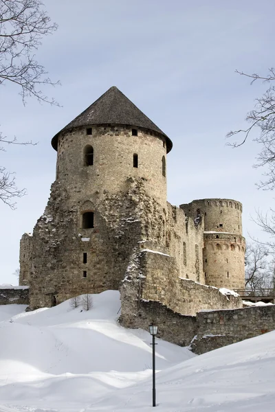 Castelo de Cesis no inverno, Letónia . — Fotografia de Stock