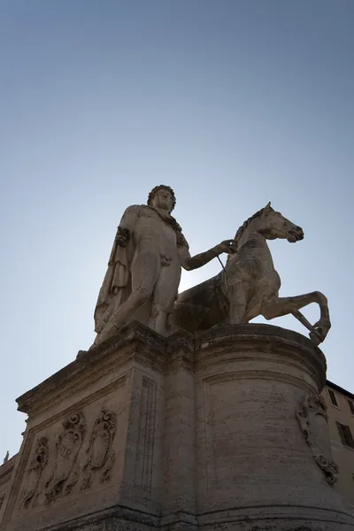 Standbeeld op campidoglio plein (piazza del campidoglio) in rome, ik — Stockfoto