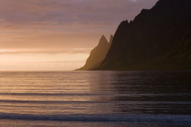 ve gün batımında, senja, Norveç Adası Deniz kaya