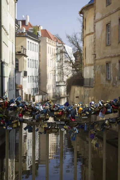 Many love locks on the bridge in Prague — Stock Photo, Image