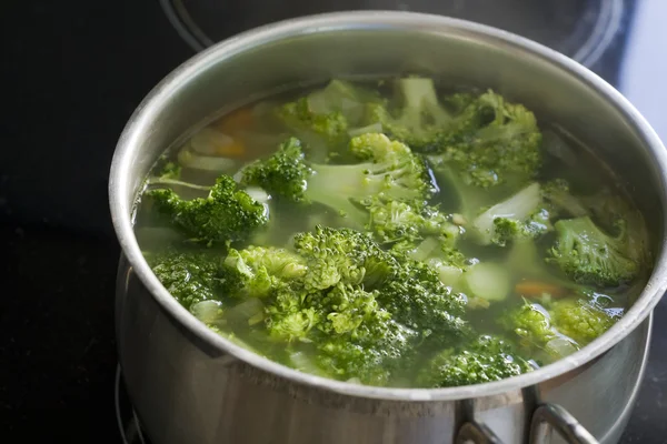 Broccoli soep in de pot — Stockfoto