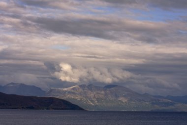 Dağ manzarası Kuzey Norveç, Troms şehristanı