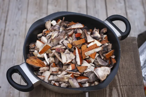 Sliced orange cap boletus in a skillet — Stock Photo, Image