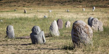 ünlü üzerinde bulunan eski burana Kulesi yakınındaki antik Taş heykeller