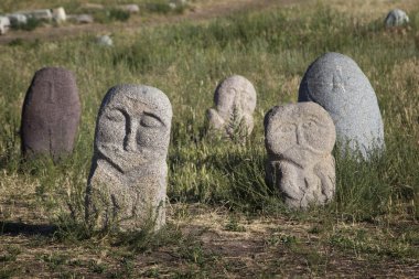 ünlü üzerinde bulunan eski burana Kulesi yakınındaki antik Taş heykeller