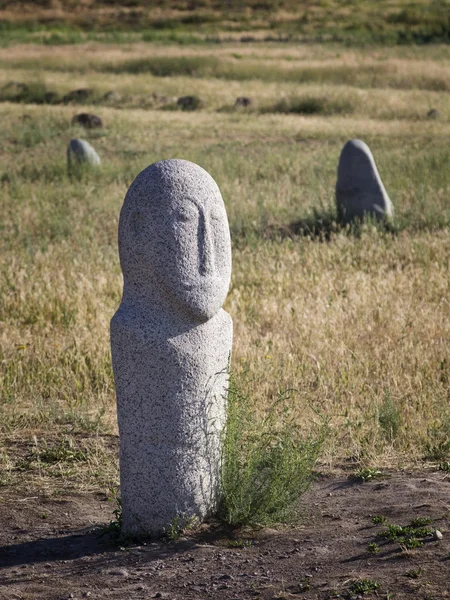 Antigas esculturas de pedra perto da torre Burana Velha localizada na famosa — Fotografia de Stock