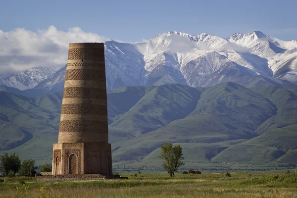 Antica torre Burana situata sulla famosa Via della Seta, Kirghizistan — Foto Stock