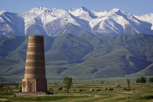 Antiga torre de Burana localizada na famosa Rota da Seda, Quirguistão — Fotografia de Stock