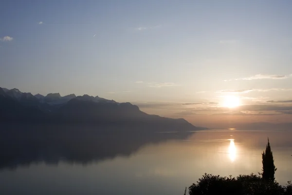 Solnedgång på lake geneva, Schweiz — Stockfoto