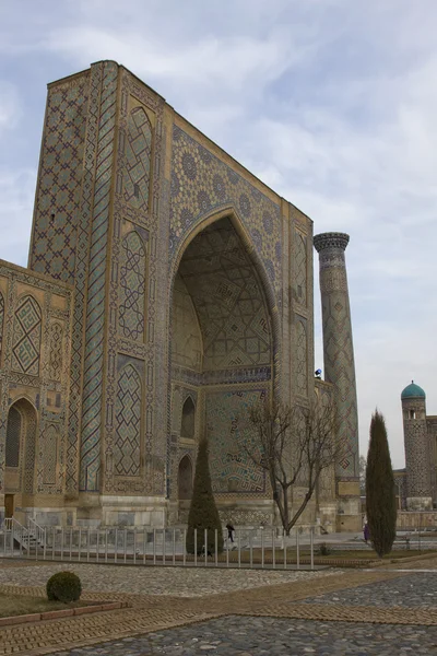 Медресе на площади Регистан, Самарканд, Узбекистан — стоковое фото
