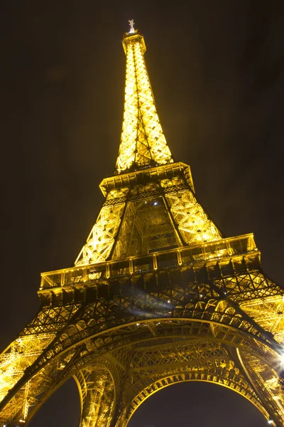 Vista nocturna de una torre Eiffel Fotos De Stock