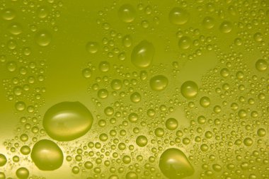 Su bardağa düşer.