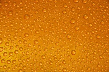 Su bardağa düşer.