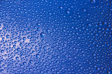 Su bardağa düşer.