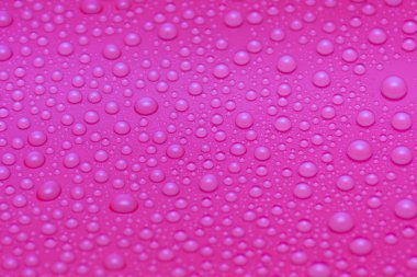 Su bardağa düşer.