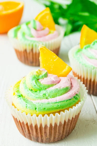 Cupcakes Com Suco Laranja Raspas Decorados Com Creme Merengue Suíço — Fotografia de Stock