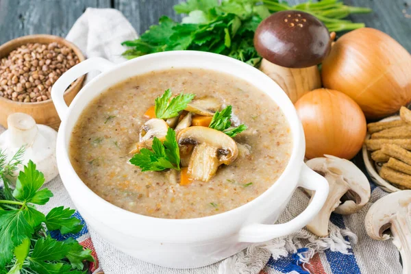 Buchweizenpüree Mit Champignons Einem Weißen Keramikteller Auf Einem Hölzernen Hintergrund — Stockfoto