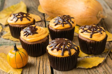 Çikolata desenli balkabaklı kek ve süzme peynirli krema.